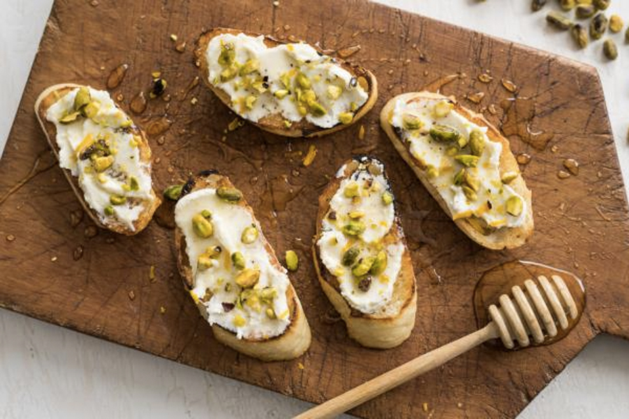 Best Healthy Snacks for Weight Loss - Wholemeal Toast with Ricotta and Honey