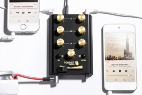 Pokket Mixer Mini DJ connected to two phones