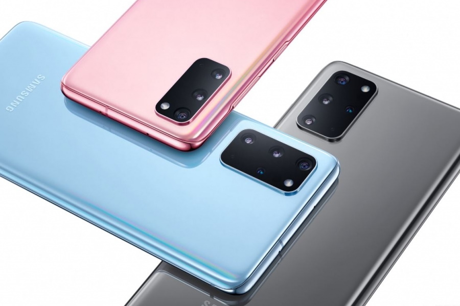 Three Samsung S20+ smartphones