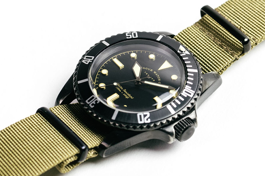 vague black submariner watch