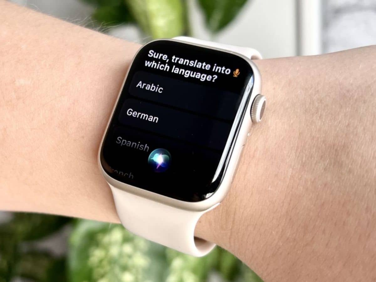 Apple watch with iTranslate Converse app showing "Speak" on screen