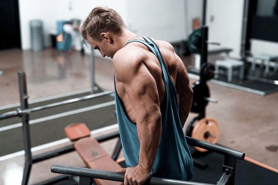 Una casa moderna con un gimnasio en casa o un área de fitness.