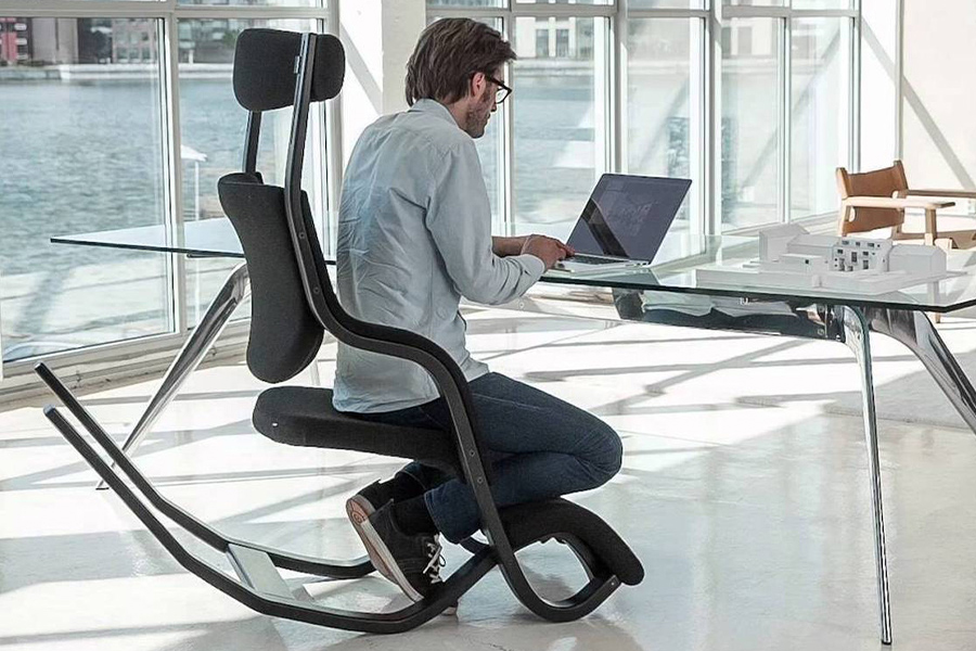 Work Weightlessly With the Zero Gravity Balans Chair | Man of Many