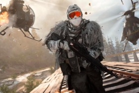 A Modern Warfare: Warzone screen with a soldier running from two helicopters