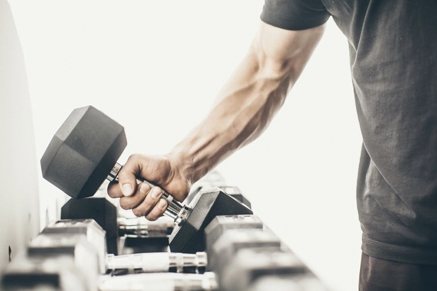 Meilleurs exercices d'haltères pour les hommes