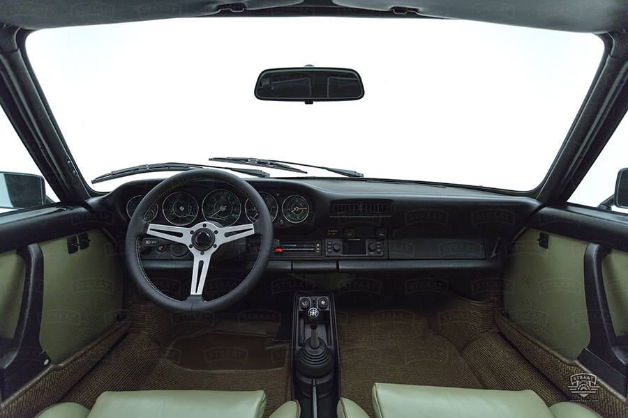 Custom Porsche 911 from Straat dashboard and steering wheel