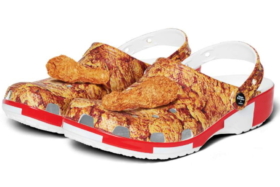 Three quarters KFC x Crocs Sandals