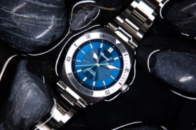reverie diver watch in blue