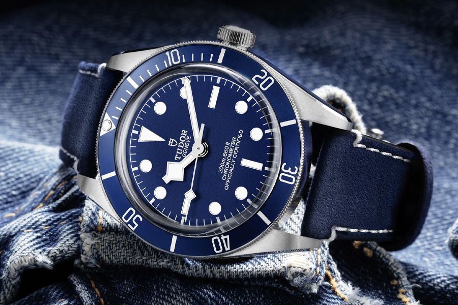 BLACK BAY FIFTY-EIGHT Steel Case Blue Strap on its side