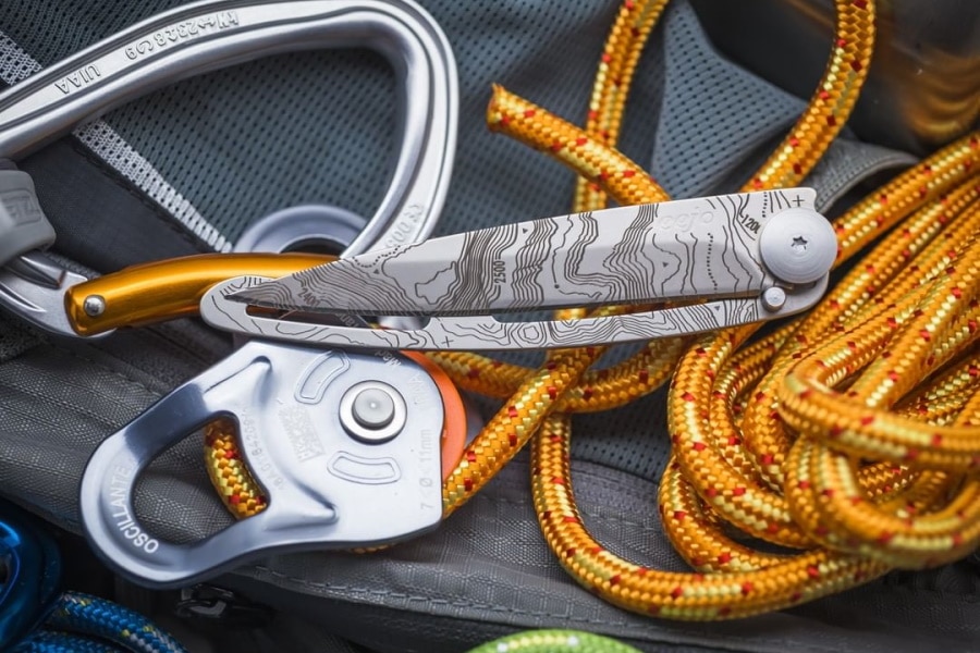 A Deejo knife over climbing rope