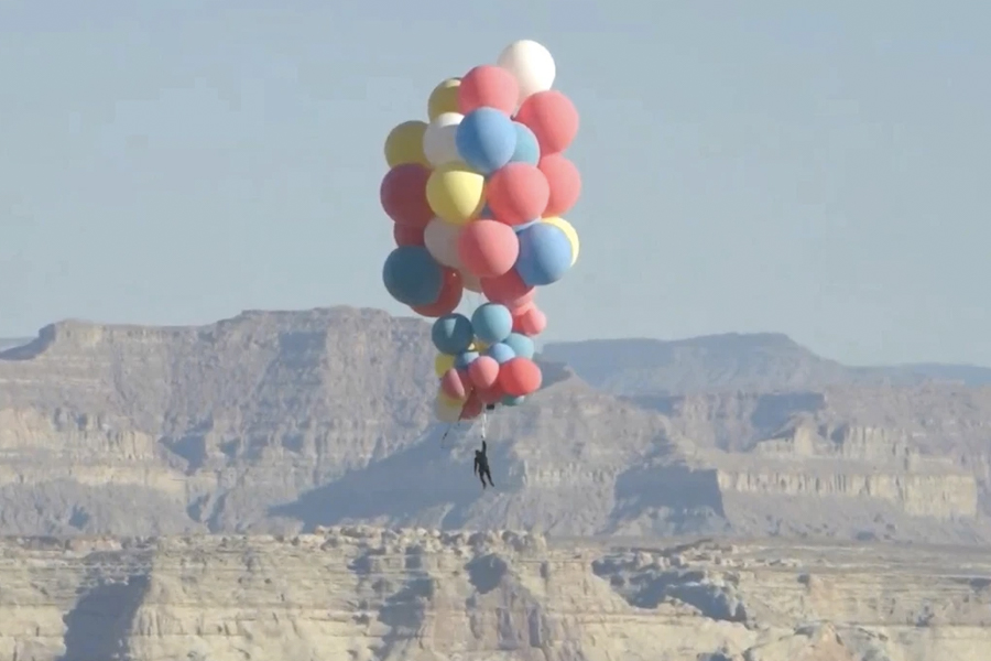 David Blaine Ascends 24 000ft in the Air Using Balloons Man of Many