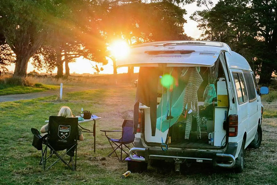 Free Camping Spots in Melbourne - Meredith Park Lake Colac
