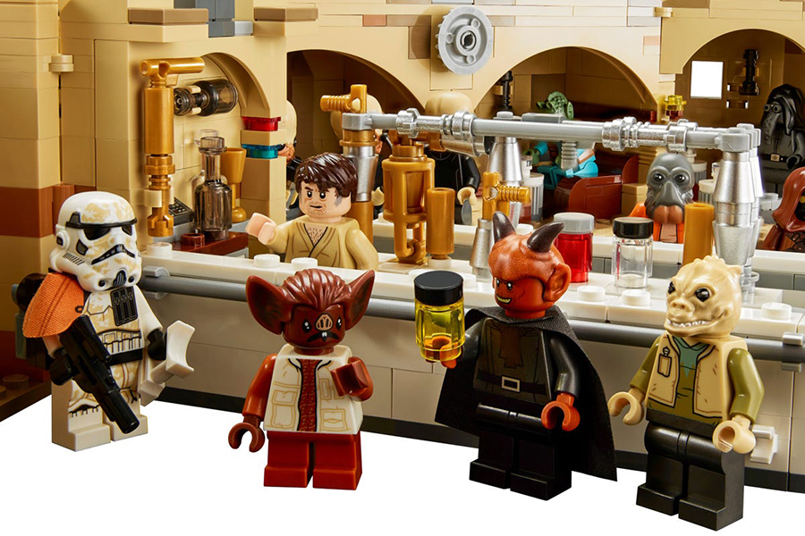 Lego x Starwars Mos Eisley Cantina in line