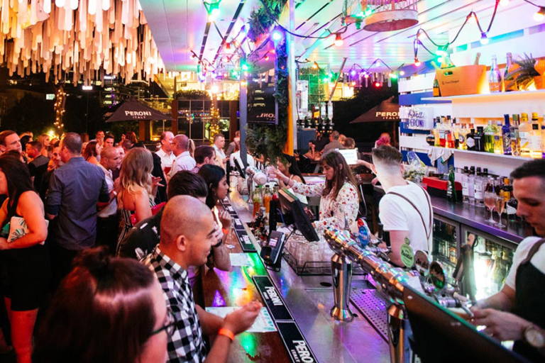 21-best-pubs-in-brisbane-you-need-to-visit-man-of-many