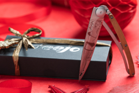 Deejo pocket knife and a Deejo pocket knife box with a ribbon