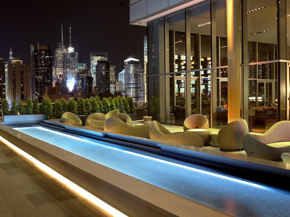 Above 6 rooftop bar with a view of New York skyline
