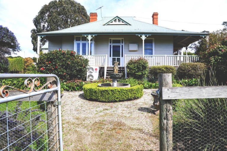 15 Best Farm Stays in Victoria Man of Many