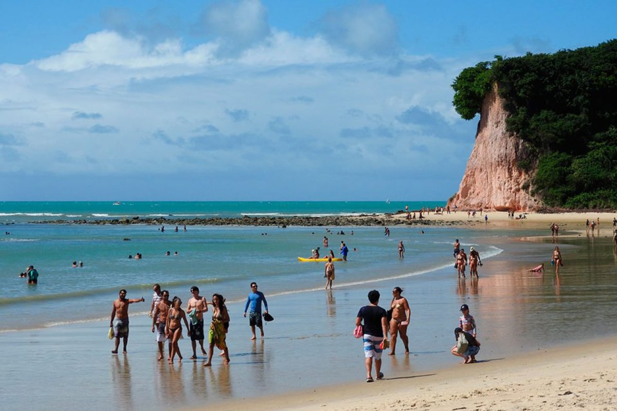 people walking on the baia dos golfinhos beach