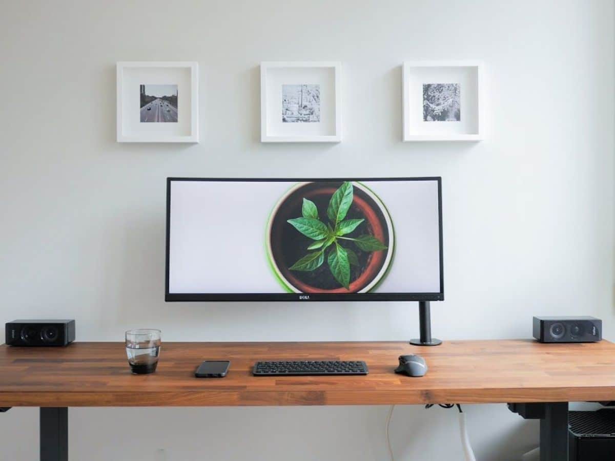 20+ Best Minimalist Desk Setups & Home Office Ideas