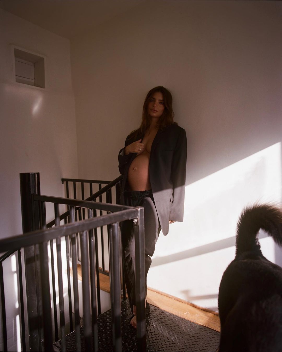 Emily Ratajkowski Nude Pregnant Leaning