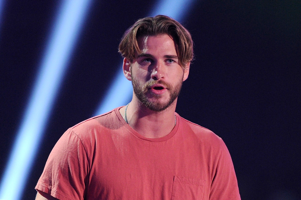 Liam Hemsworth rocking a middle part at the Kids Choice Awards in 2015 | Image: Rex