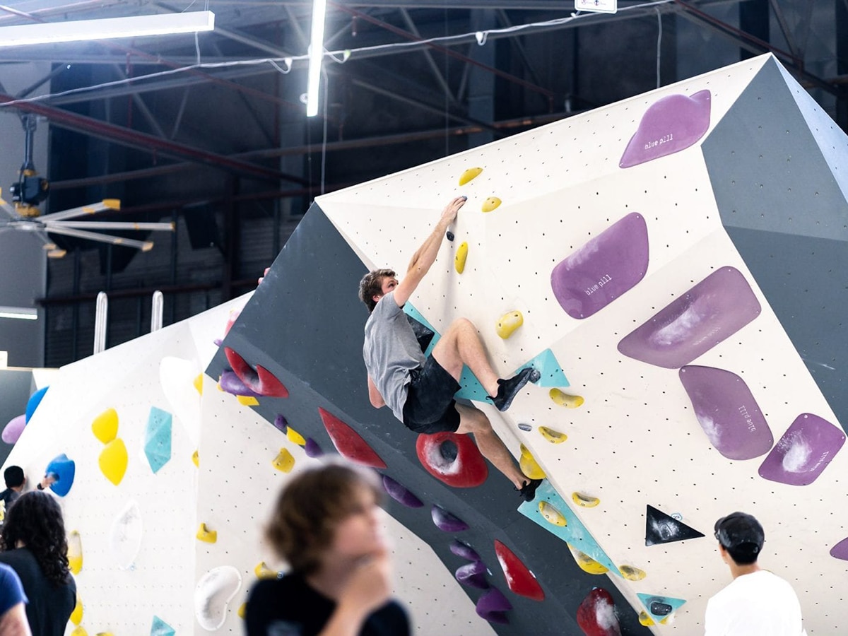 man climbing wall in blochaus bouldering port melbourne 