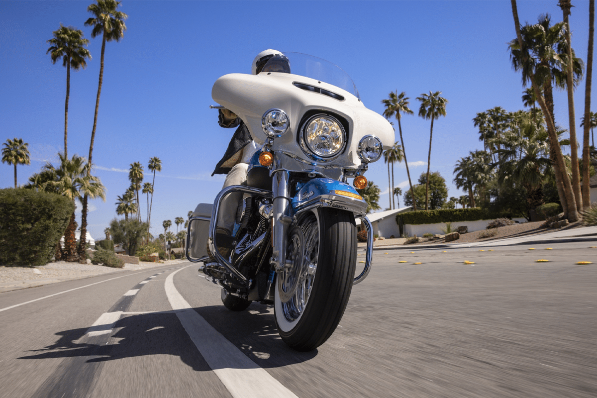 Harley davidson electra glibe icons collection turning on the street