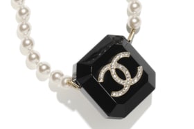 Chanel airpods necklace 2