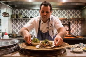 stanbuli restaurant Cook Serving Meal