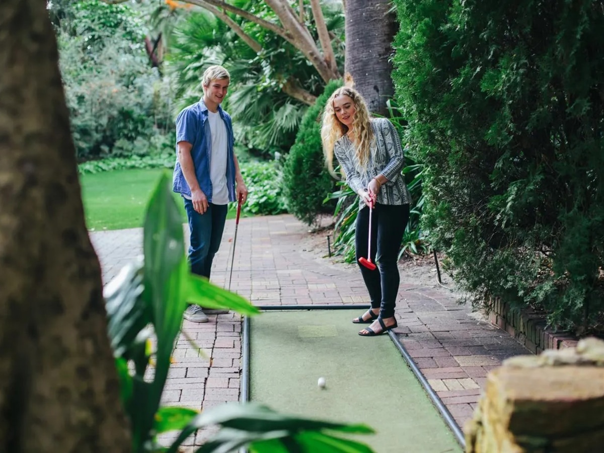 couple playing mini golf at wanneroo botanic gardens and mini golf