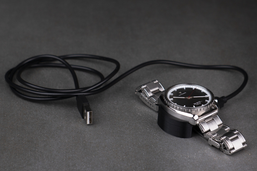 Leitners Hybrid Smartwatch Injects Mechanical Design with Smart