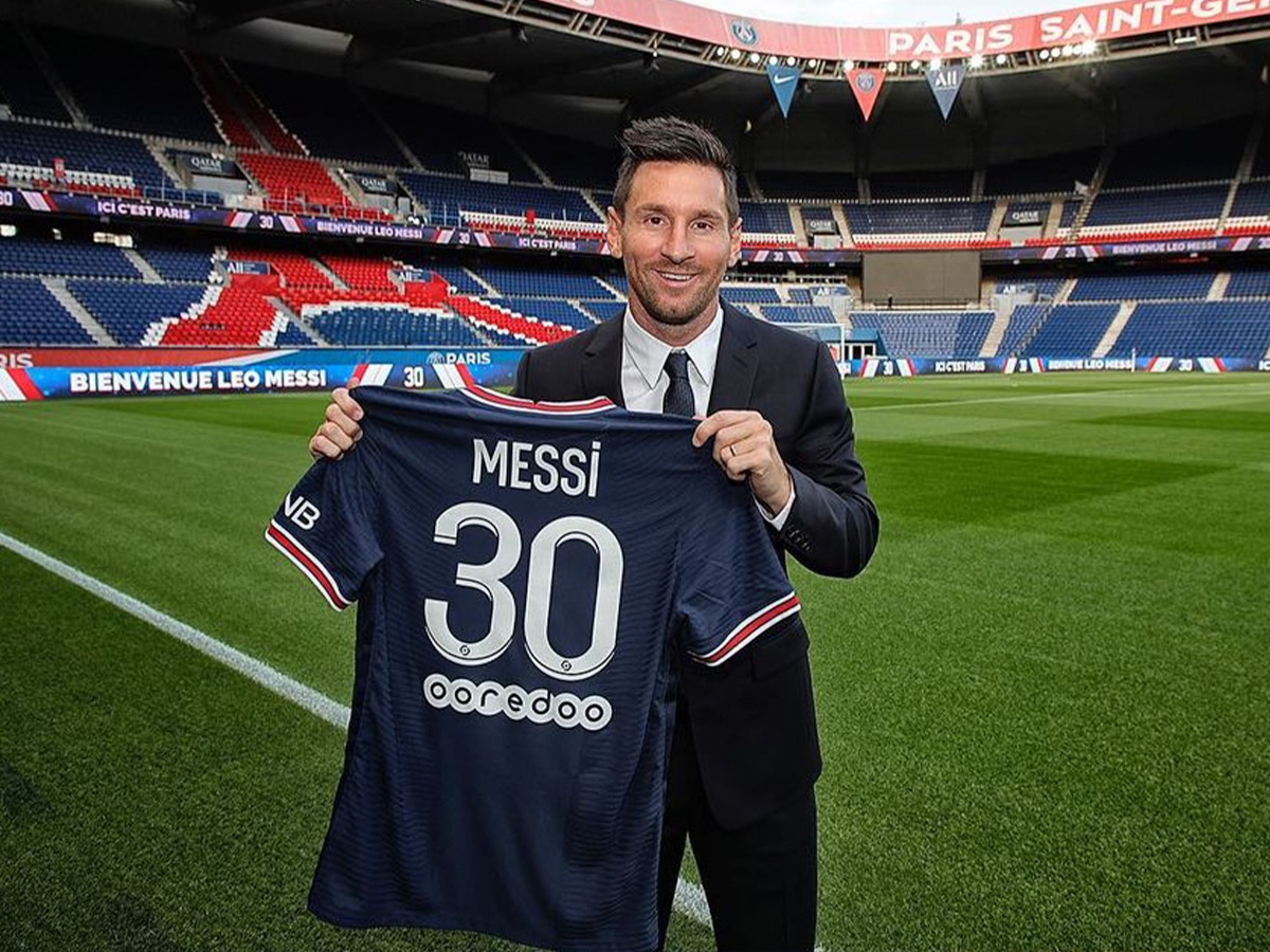 messi with psg jersey