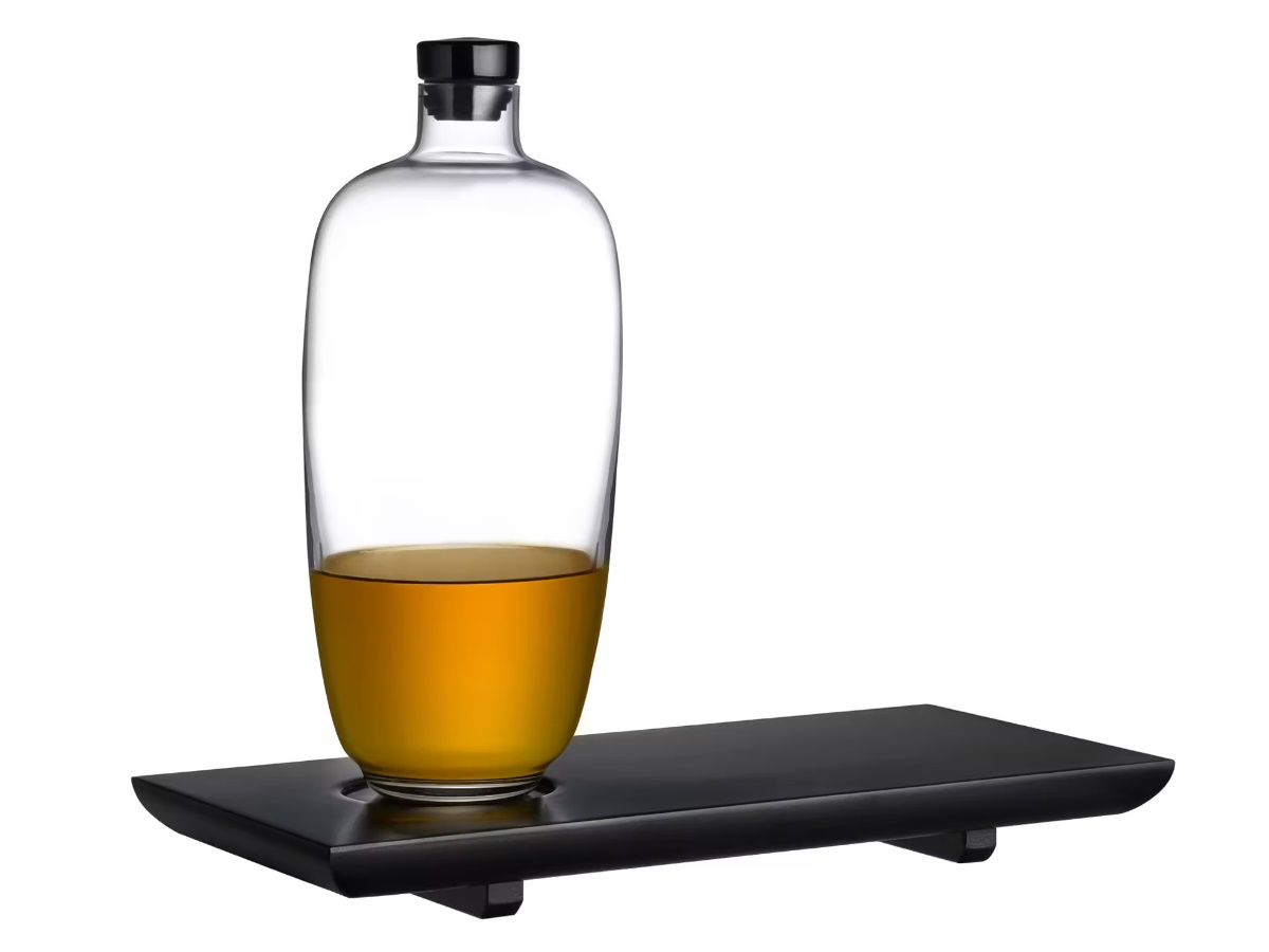 2021 christmas gift guide – under 200 tall malt whiskey bottle with wooden tray