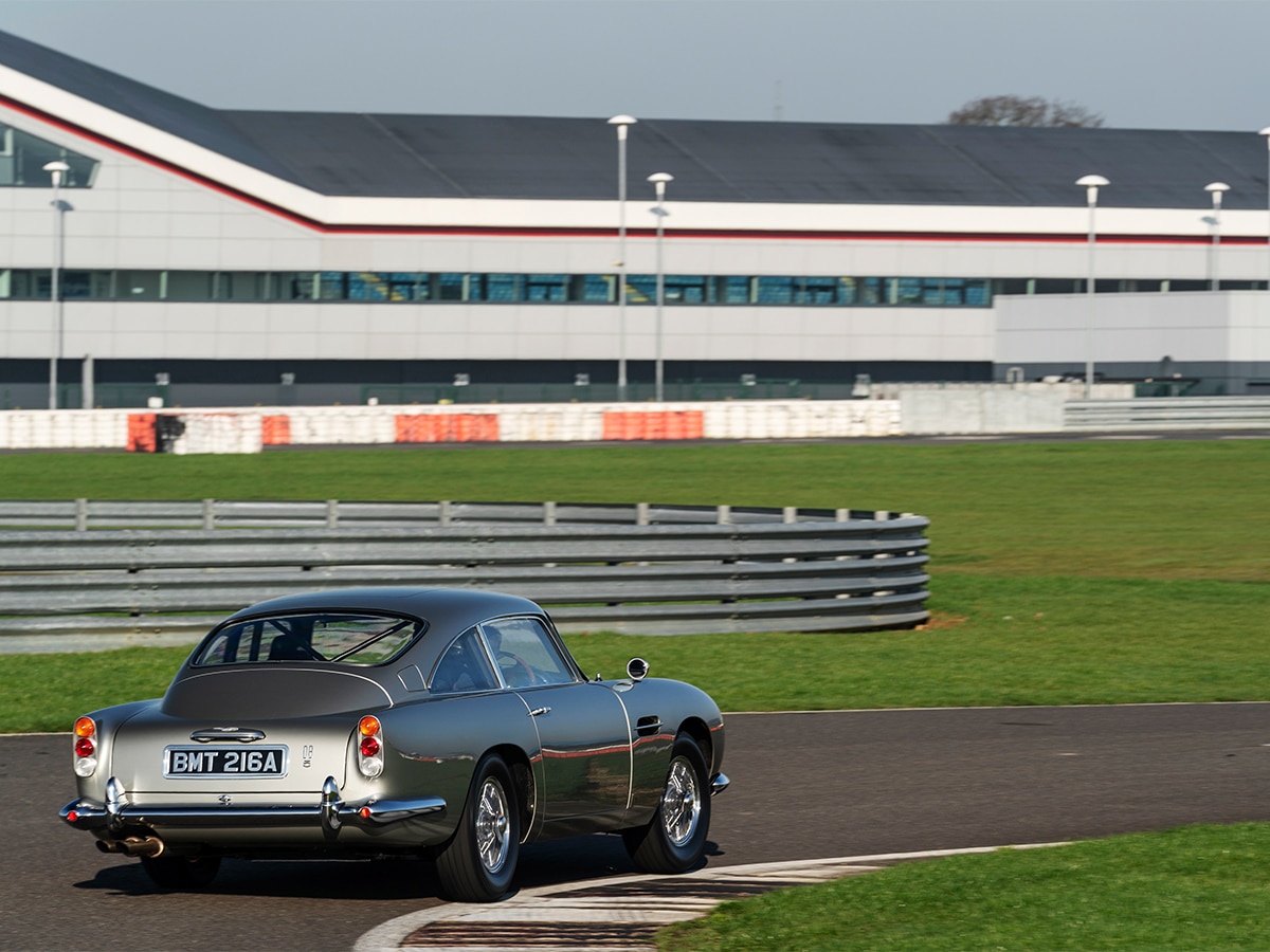 Aston-Martin-DB5-Stunt-Car-rear-end.jpg