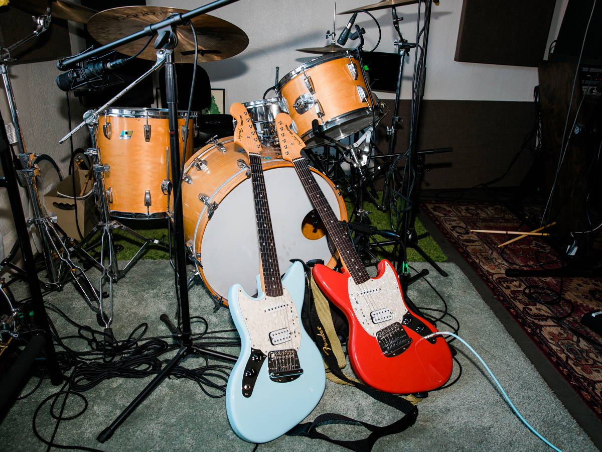 Fender Revives Kurt Cobain’s Iconic Jag Stang | Man of Many