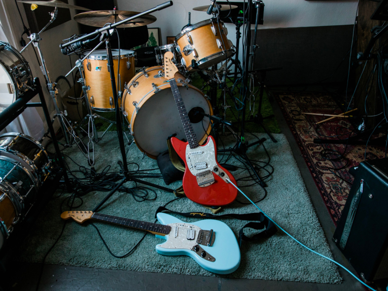 Fender Revives Kurt Cobain’s Iconic Jag Stang | Man of Many