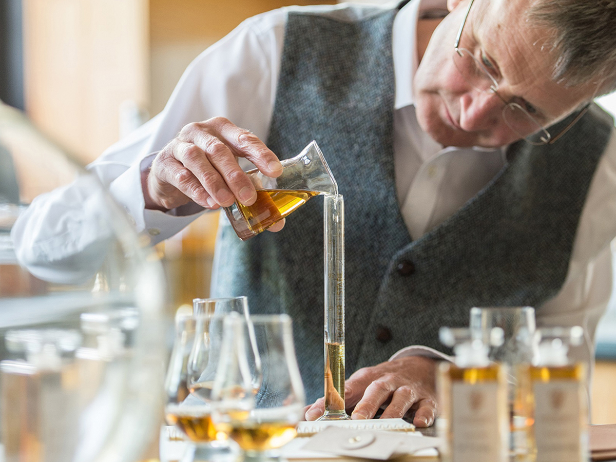 5 johnniewalker masters of flavour blended scotchwhisky aged 48years