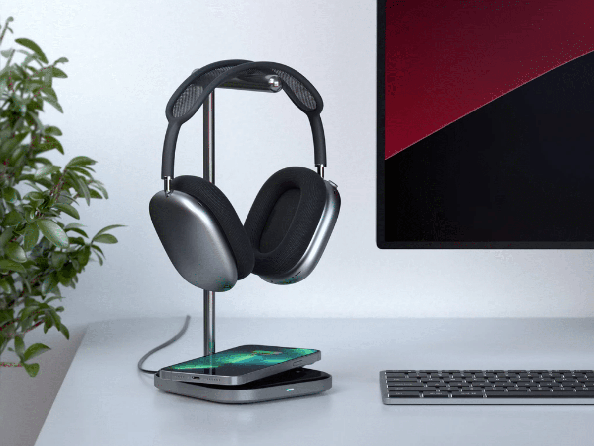 Satechi 2 in 1 headphone stand on desk