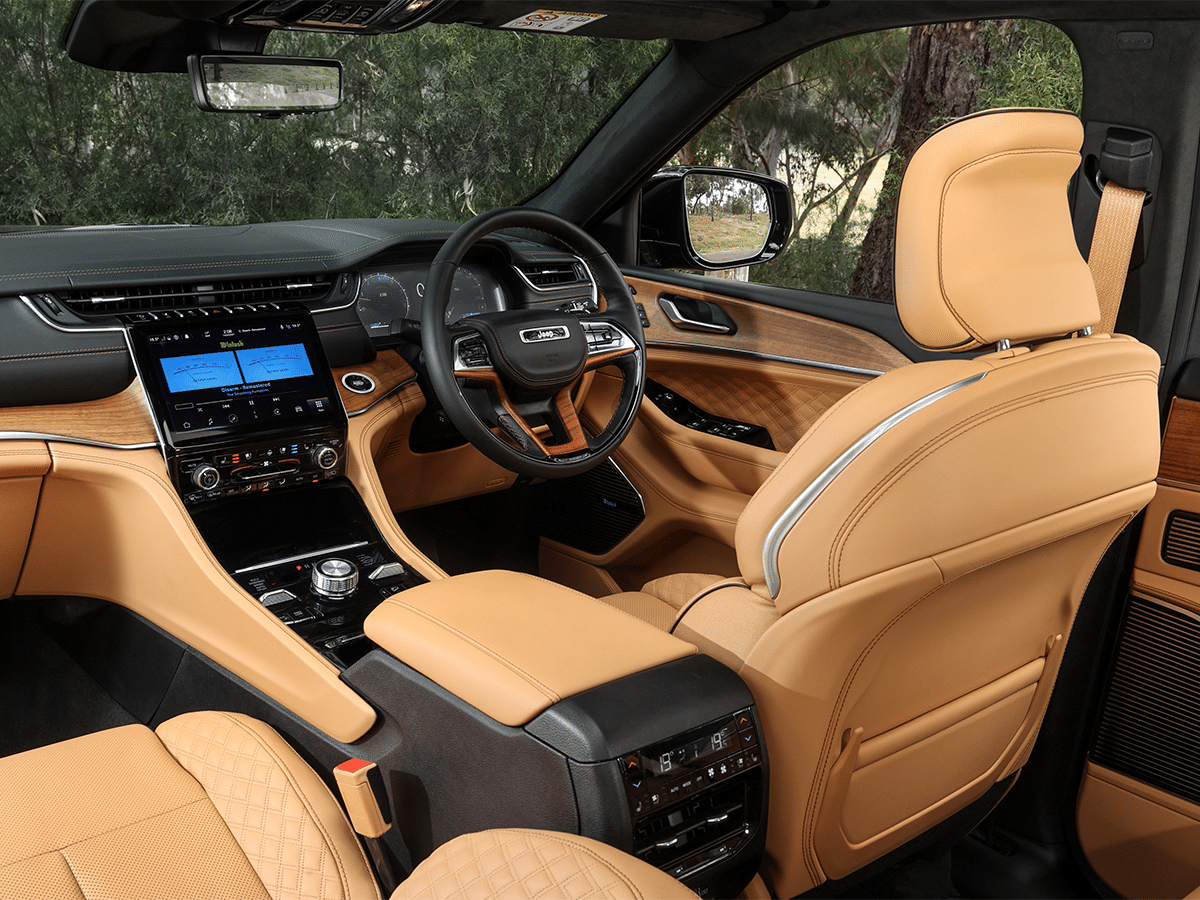 Jeep grand cherokee l cream interior