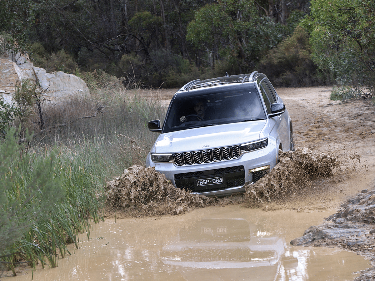 Jeep grand cherokee l in mud