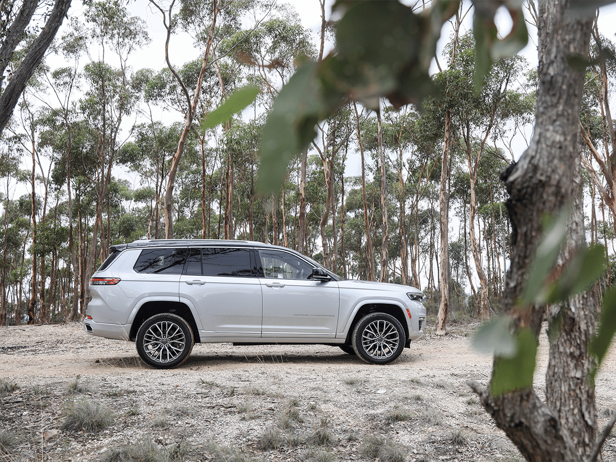 Jeep grand cherokee l side angle