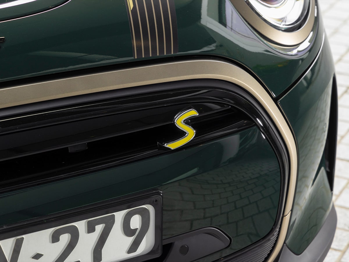 2022 mini hatch electric resolute front logo