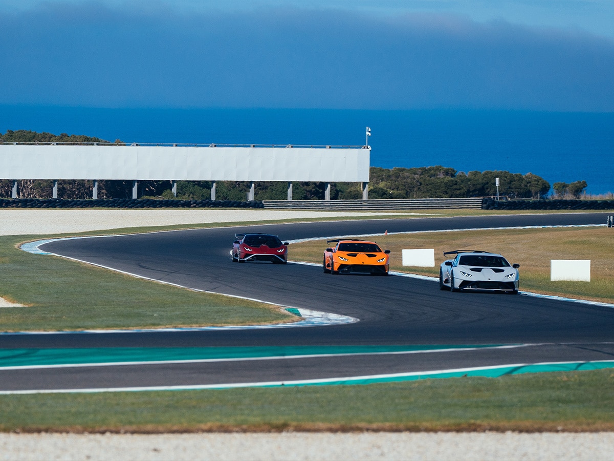 Lamborghini huracan sto into honda corner philip island