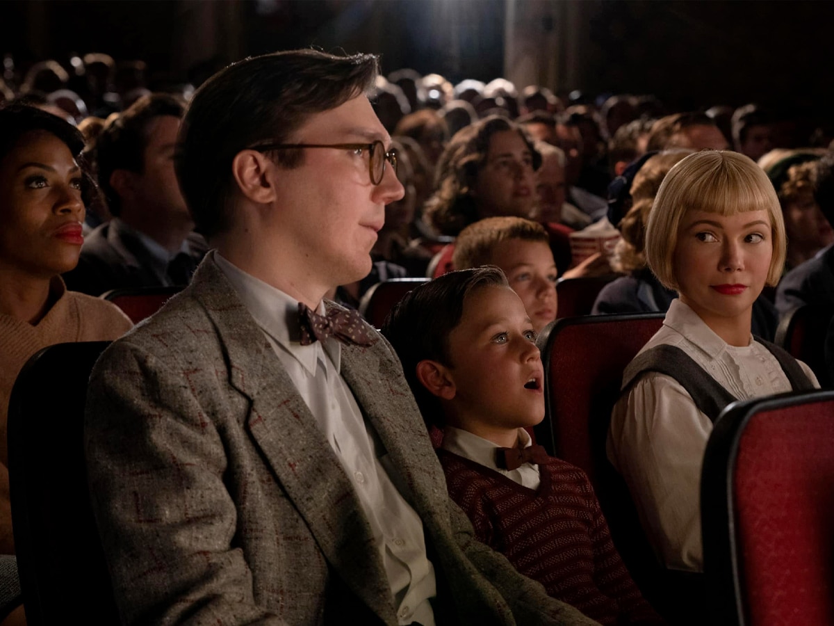 Image: Paul Dano, Mateo Zoryon Francis-DeFord, and Michelle Williams in 'The Fabelmans'