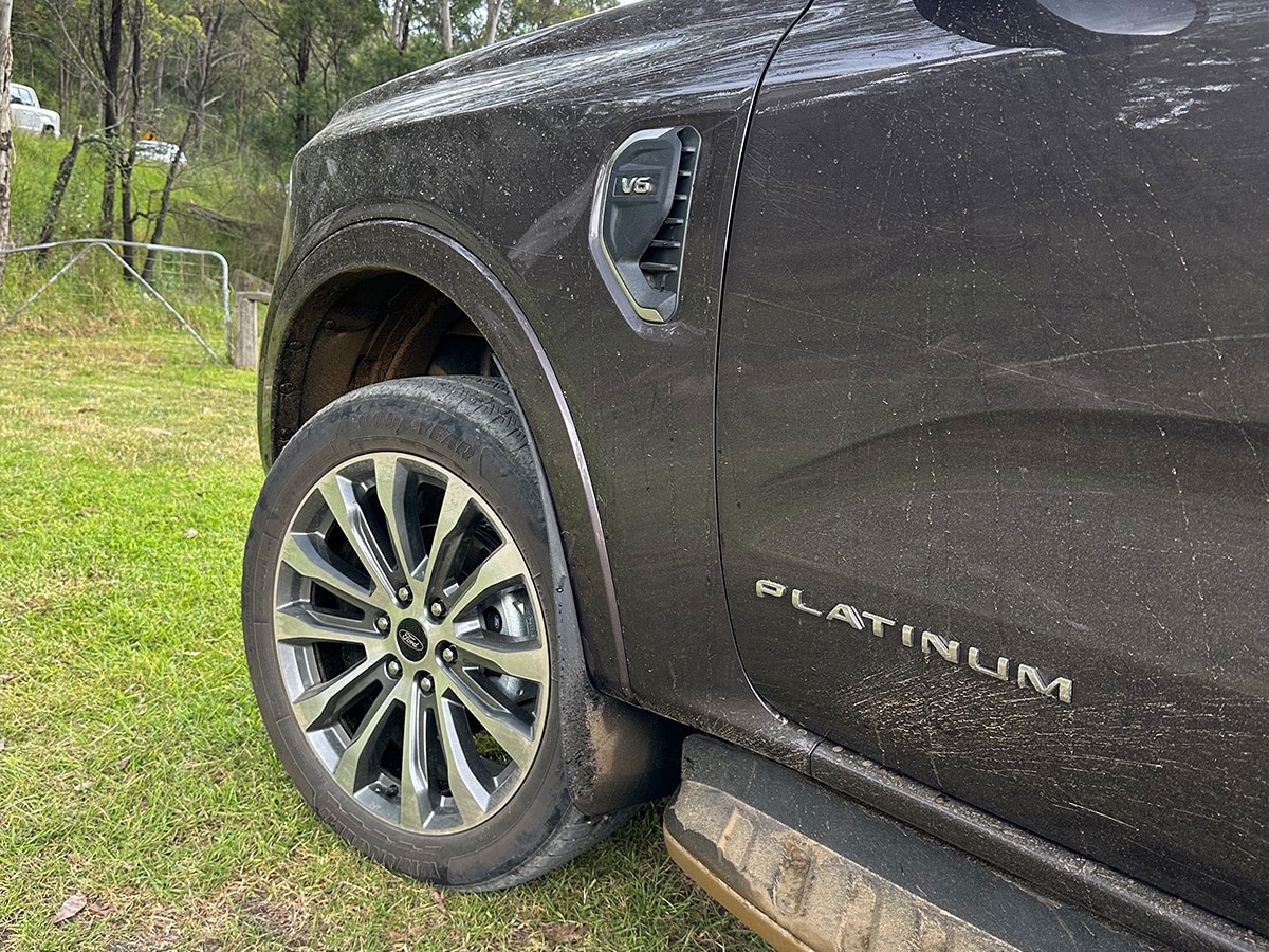 2023 ford everest platinum side logo