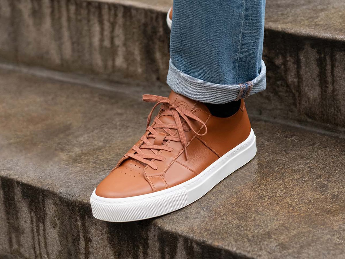 Tan Sneakers with Crew-neck T-shirt Relaxed Cold Weather Outfits For Men In  Their 20s (2 ideas & outfits) | Lookastic