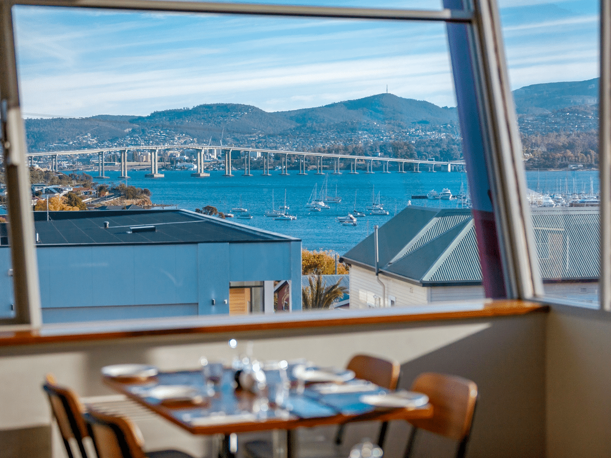 10 Best Hobart Pubs For Food and Drinks | Man of Many