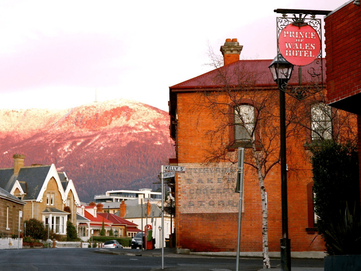 10 Best Hobart Pubs For Food and Drinks | Man of Many