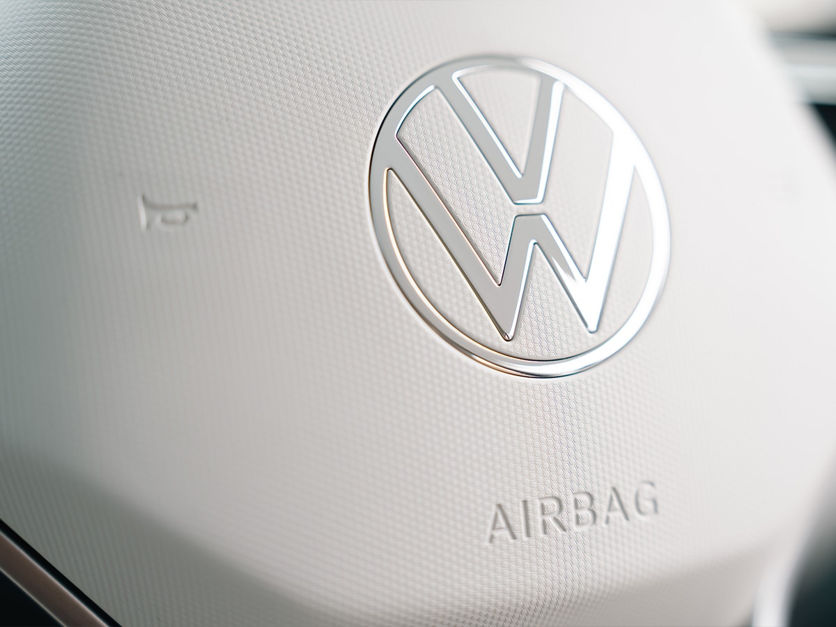 Steering wheel airbag colour