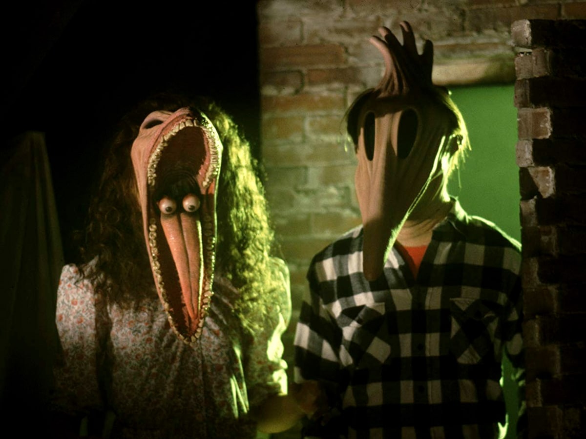 Geena Davis and Alec Baldwin in 'Beetlejuice' (1988) | Image: Warner Bros.